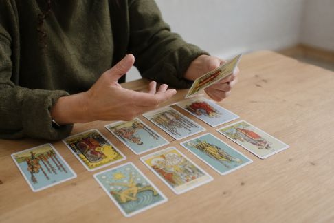 10 astuces pour prendre confiance dans vos interprétations de tarot