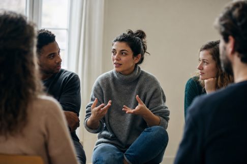 Astuces pour repérer l’ascendant dans votre entourage